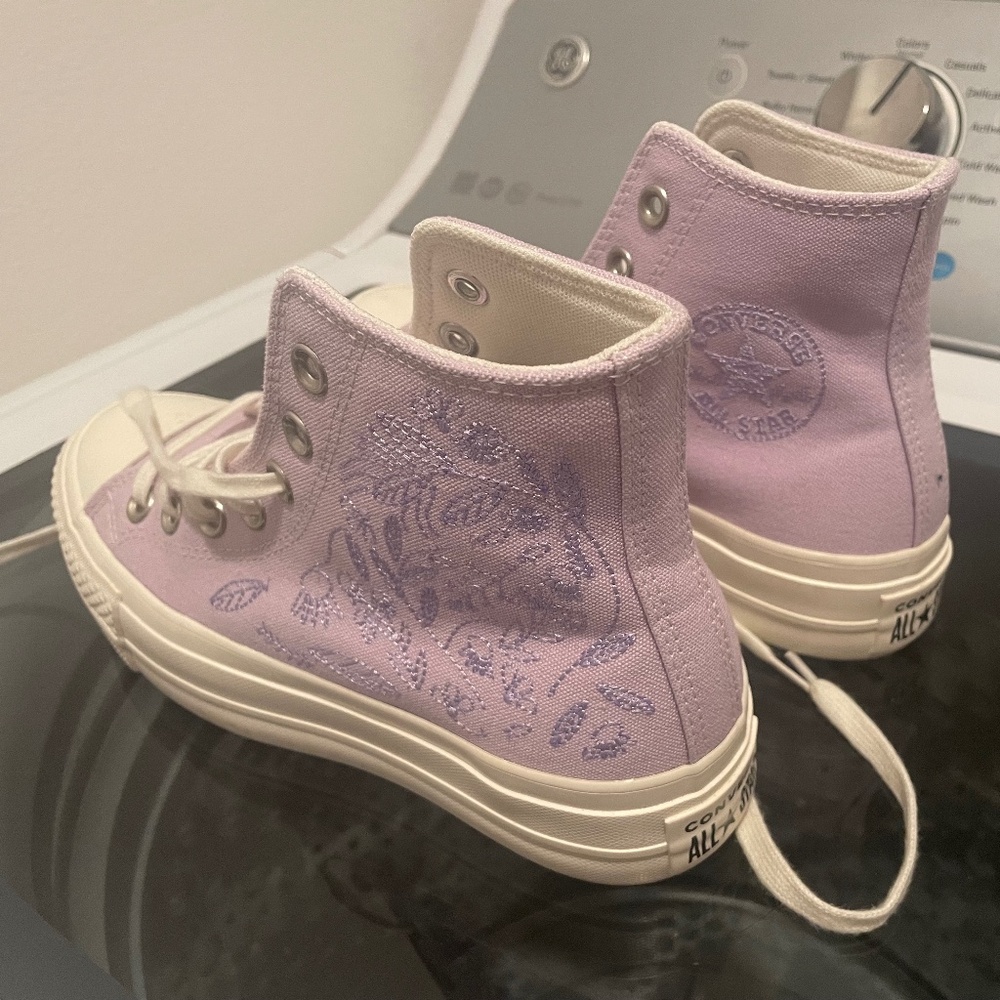 Lavender Converse Embroidered Women’s Size 6.5